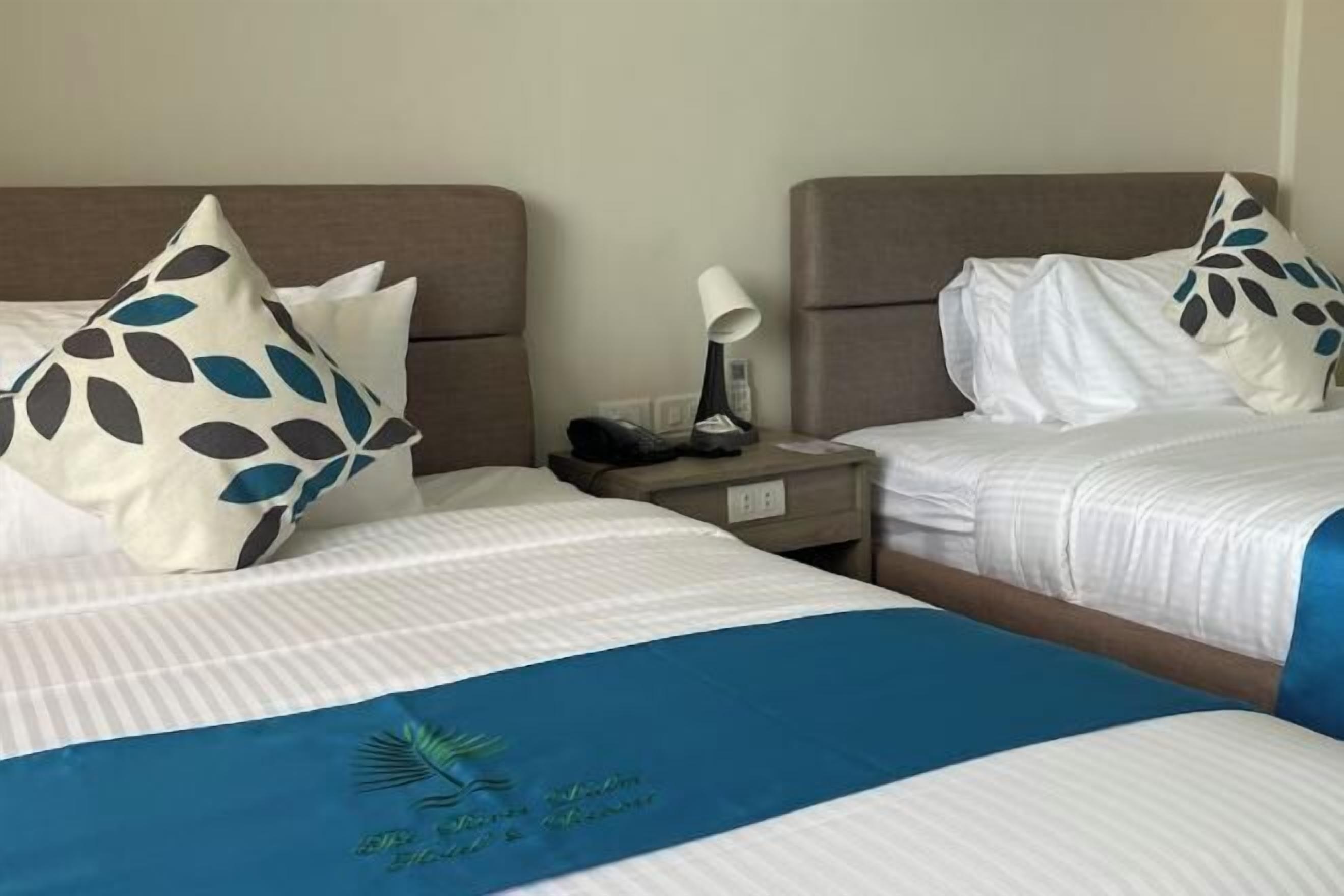 Ropa de cama hipoalergénica, escritorio y tabla de planchar con plancha 