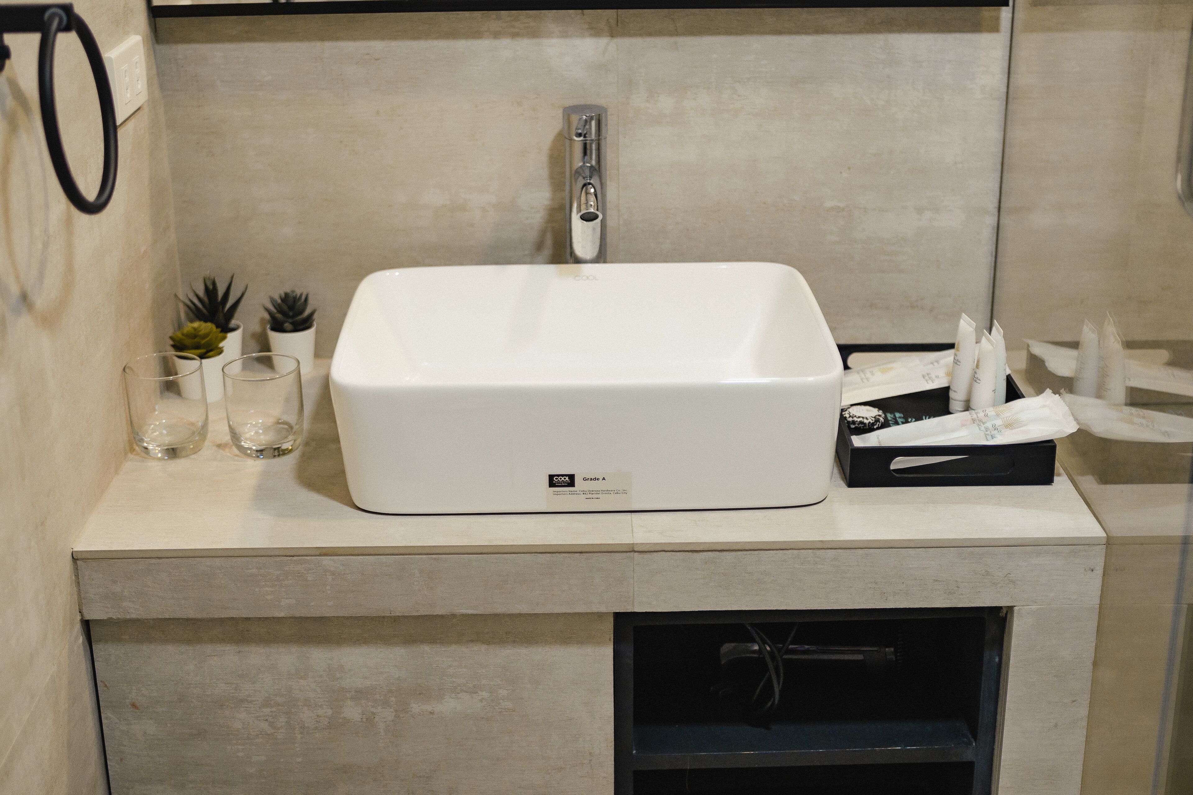 Shower, free toiletries, hair dryer, bidet