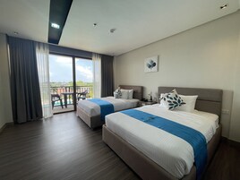 Hypo-allergenic bedding, desk, iron/ironing board, free WiFi