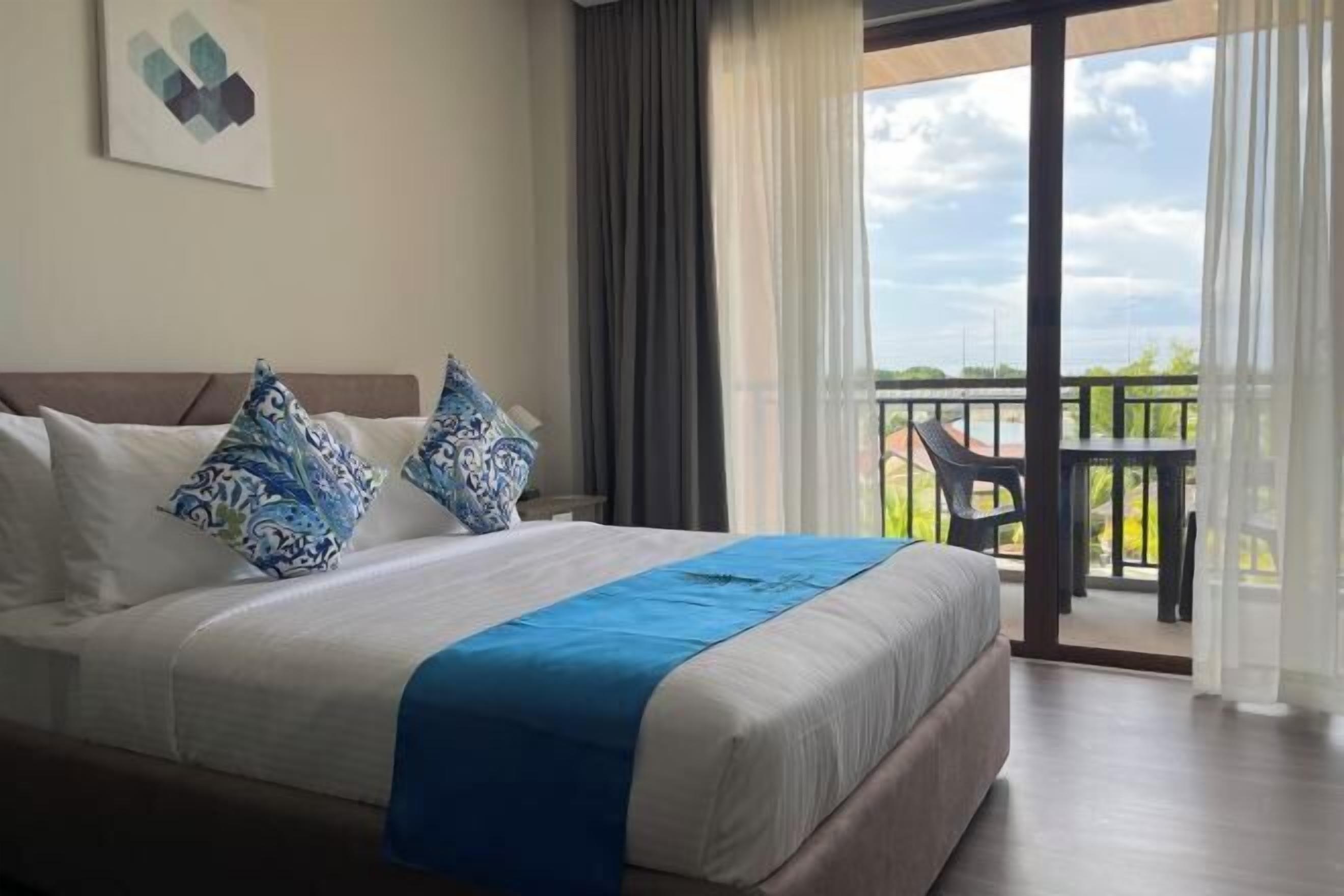 Ropa de cama hipoalergénica, escritorio y tabla de planchar con plancha 