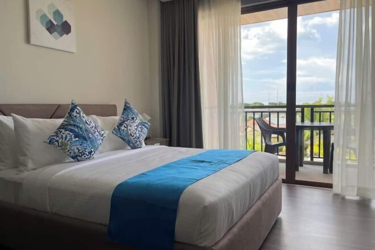 Ropa de cama hipoalergénica, escritorio y tabla de planchar con plancha