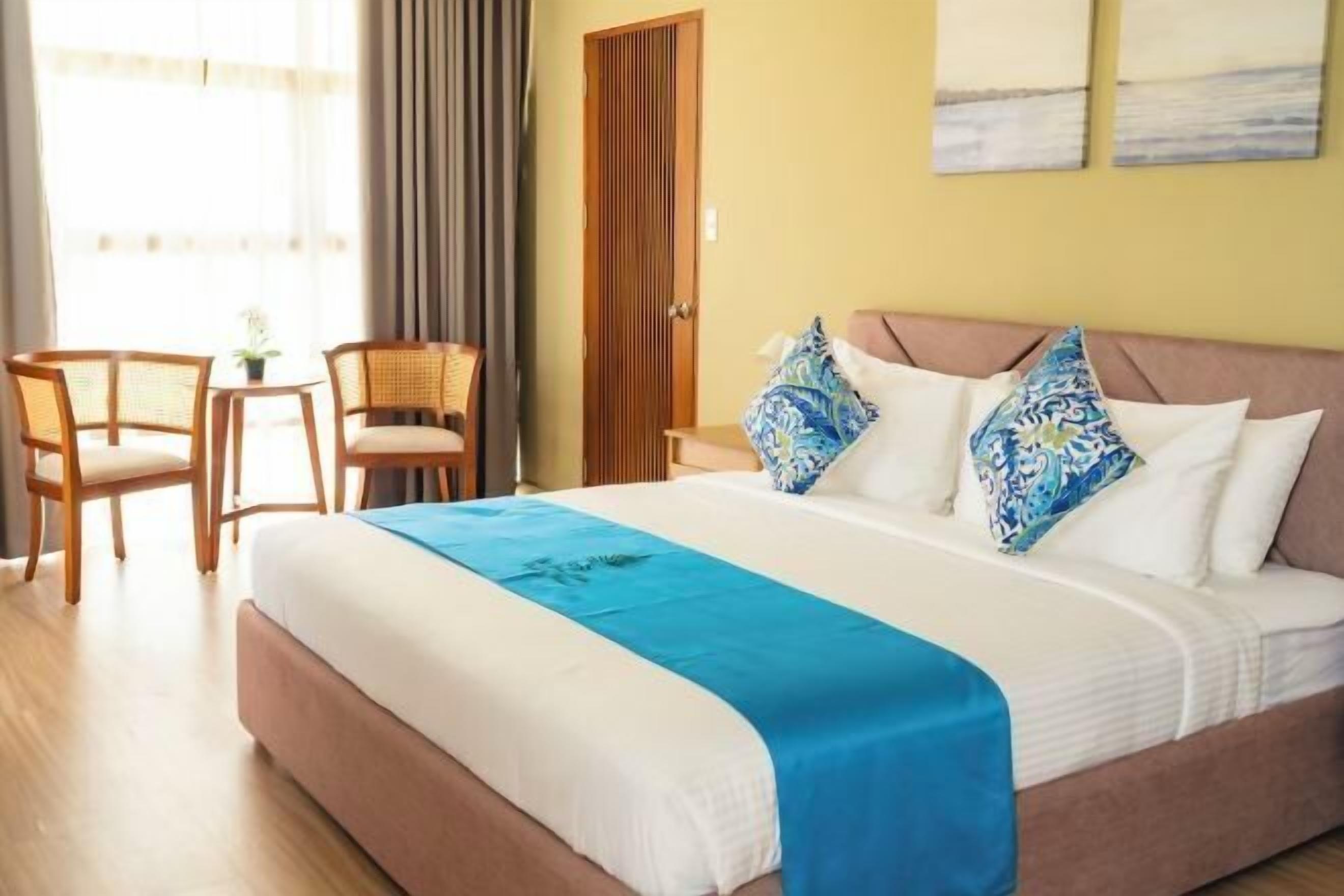 Ropa de cama hipoalergénica, escritorio y tabla de planchar con plancha 