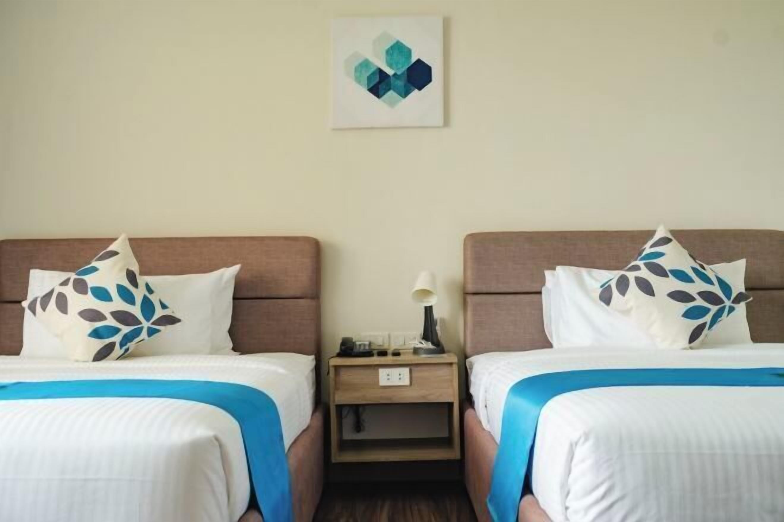 Ropa de cama hipoalergénica, escritorio y tabla de planchar con plancha 