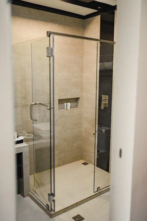 Douche, articles de toilette gratuits, sèche-cheveux, bidet