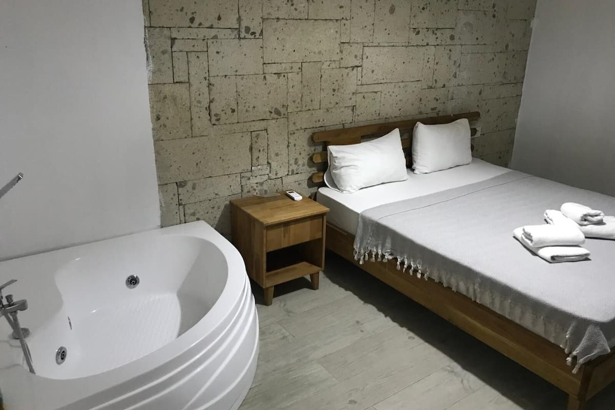 Comfort Room | 1 bedroom, premium bedding, in-room safe, iron/ironing board