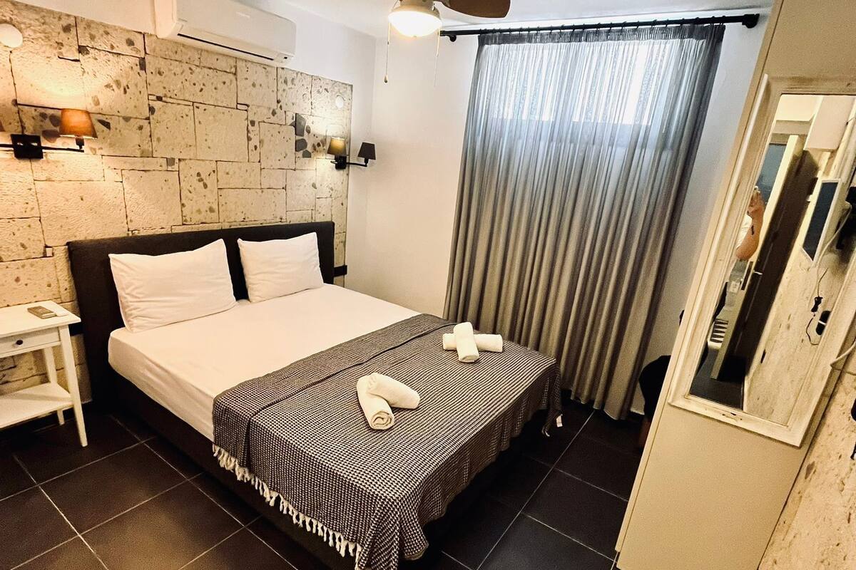 Economy tweepersoonskamer | Luxe beddengoed, een kluis op de kamer, een strijkplank/strijkijzer