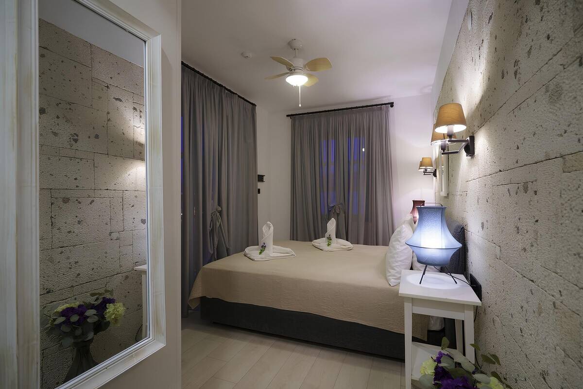 Luxe beddengoed, een kluis op de kamer, een strijkplank/strijkijzer