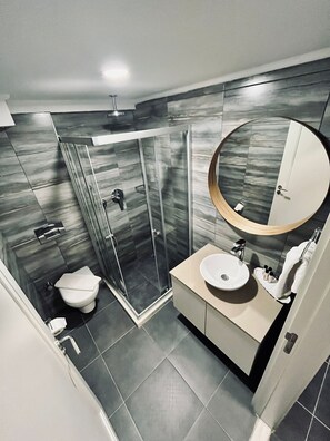 Economy Double Room | Bilik Mandi | Kelengkapan dandanan diri percuma, pengering rambut, jubah mandi 