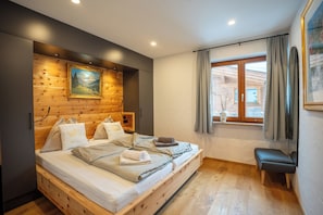 Individuell dekoriert, individuell eingerichtet, schallisolierte Zimmer