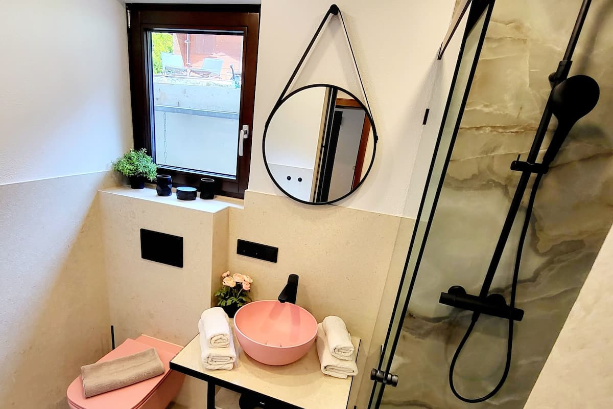 Appartement économique | Salle de bain | Douche, douche cascade, séchoir à cheveux, serviettes fournies