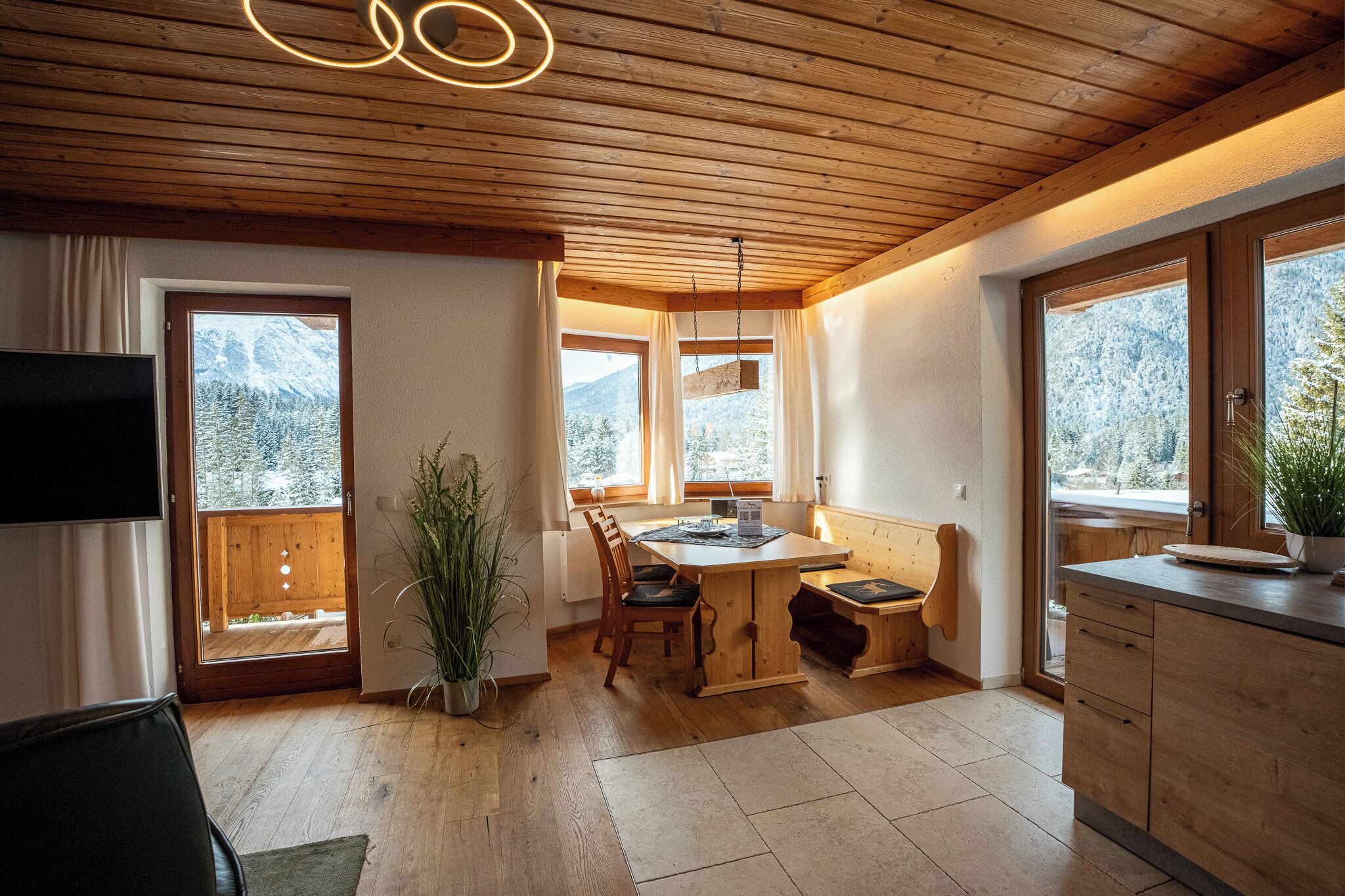 Deluxe-Apartment, 1 Queen-Bett und Schlafsofa, Nichtraucher, Bergseite | Essbereich im Zimmer