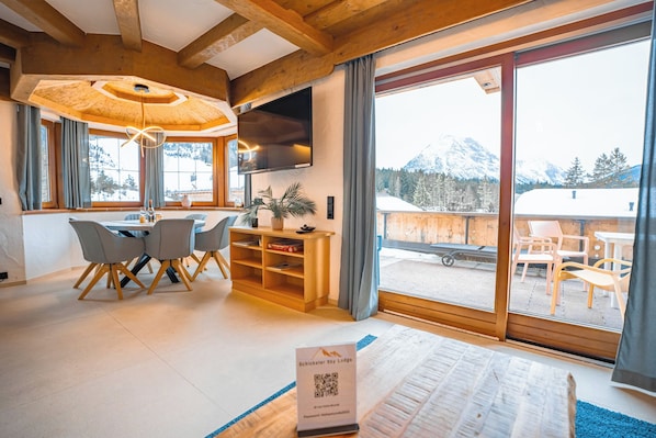 Design-Apartment | Wohnbereich | Flachbildfernseher