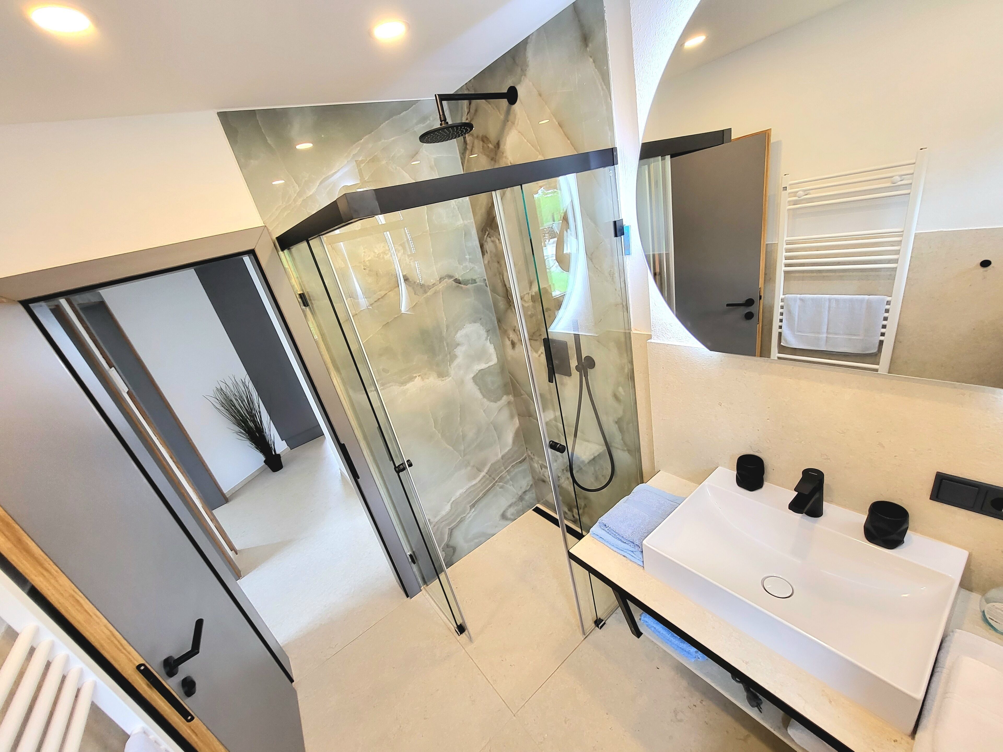 Dusche, Regendusche, Haartrockner, Handtücher