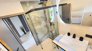 Dusche, Regendusche, Haartrockner, Handtücher