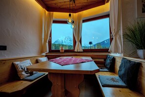 Apartamento panorámico, balcón | Servicio de comidas en la habitación