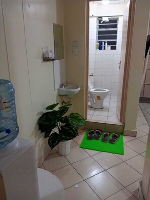 Dusche, Bidet, Handtücher, Seife