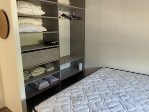 3 bedrooms, free WiFi, bed sheets, wheelchair access