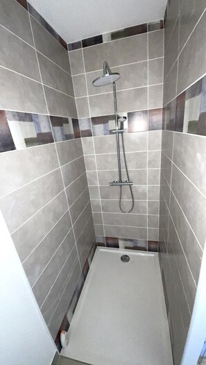 Douche, sèche-cheveux, serviettes fournies, savon