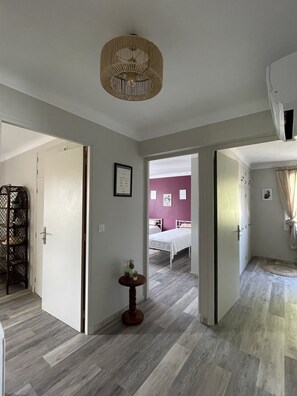 3 slaapkamers, een strijkplank/strijkijzer, reisbedje, gratis wifi