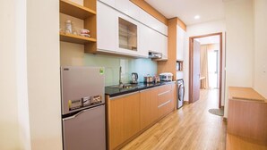 Appartement Deluxe | Cuisine privée | Réfrigérateur, micro-ondes, plaque de cuisson, cuiseur de riz