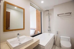Deluxe Apartment | Bathroom | Hydromassage showerhead, bidet, towels, toilet paper