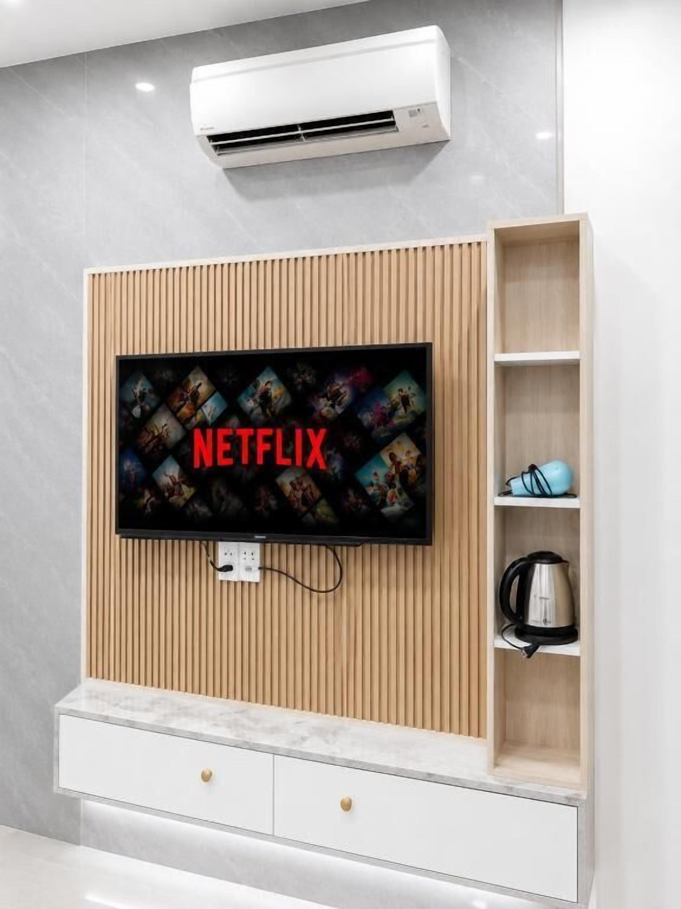 Comfort Double Room Single Use | Living area | 43-inch Smart TV with cable channels, TV, Netflix