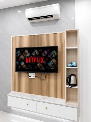 Habitación doble Confort de uso individual | Área de sala de estar | Smart TV de 43 pulgadas con canales por cable, televisión y Netflix 
