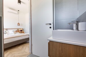 4 bedrooms, iron/ironing board, free WiFi - Modern villa with private pool (Stankovci)