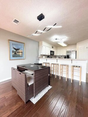 Dining - 2BDR/2.5BTH, located less than 2 miles from Canyon Lake. Hot-tub, stunning views, nearby golf course (Canyon Lake)