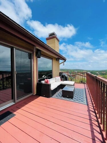 2BDR/2.5BTH, located less than 2 miles from Canyon Lake. Hot-tub, stunning views, nearby golf course