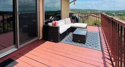 2BDR/2.5BTH, located less than 2 miles from Canyon Lake. Hot-tub, stunning views, nearby golf course