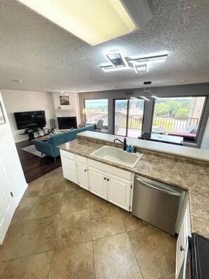 Interior - 2BDR/2.5BTH, located less than 2 miles from Canyon Lake. Hot-tub, stunning views, nearby golf course (Canyon Lake)