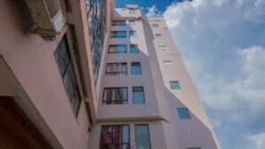 Un edificio de varios pisos con varias ventanas y balcones.