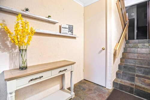 StayAU Spacious Garden Stunning 5BRM Home Wheelers Hill
