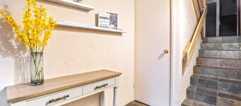 StayAU Spacious Garden Stunning 5BRM Home Wheelers Hill