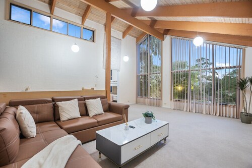 StayAU Spacious Garden Stunning 5BRM Home Wheelers Hill