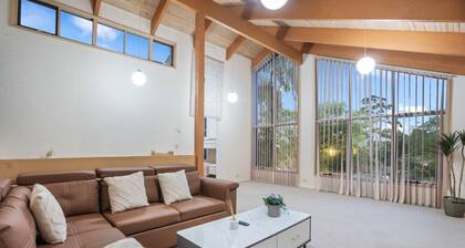 StayAU Spacious Garden Stunning 5BRM Home Wheelers Hill