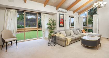 StayAU Spacious Garden Stunning 5BRM Home Wheelers Hill