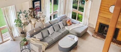 Télévision, cheminée