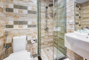 Familienstudio, 1 King-Bett, Nichtraucher, Terrasse | Badezimmer | Dusche, Hydromassagedusche, Haartrockner, Bidet
