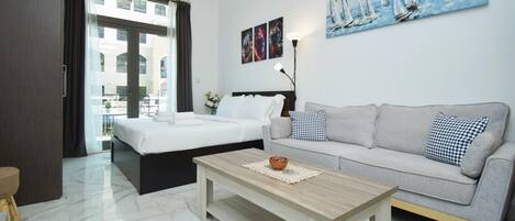 Estúdio família, 1 cama King, para não fumantes, terraço | Área de estar | TV de tela plana 48 polegadas com canais digitais, TV