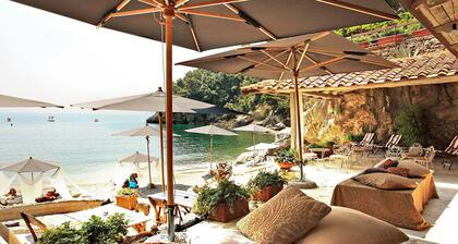 Villa Tellaro 8 pax, Waterfront holiday house with Pool, Wifi, BBQ, and Sea View