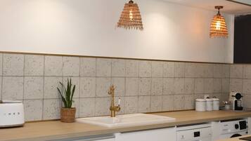 Een koelkast, een microgolfoven, een oven, een kookplaat