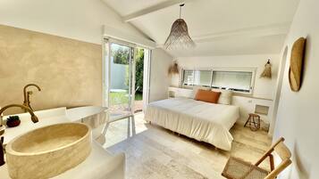 4 slaapkamers, een bureau, een strijkplank/strijkijzer, reisbedje