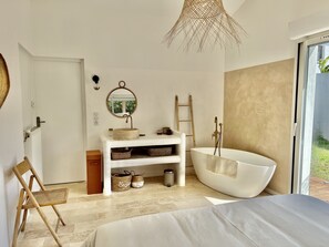 4 bedrooms, desk, iron/ironing board, travel crib - Maison du Bonheur - Piscine - Jacuzzi - Proche Plage (Aimargues)