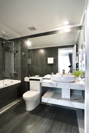 Economy appartement | Badkamer | Een hydromassagedouche, een bidet, handdoeken, toiletpapier