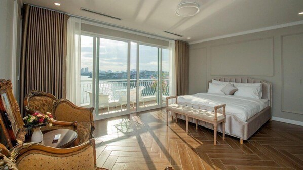 Premium bedding, desk, soundproofing, free WiFi - Paradise Luxury Apart Xuan Dieu (Hanoi)