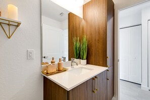 Condo Deluxe, 2 phòng ngủ | Phòng tắm | Đồ dùng nhà tắm miễn phí, máy sấy tóc 