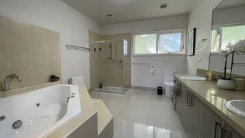 Grand Villa | Bathroom | Hair dryer, towels, shampoo, toilet paper