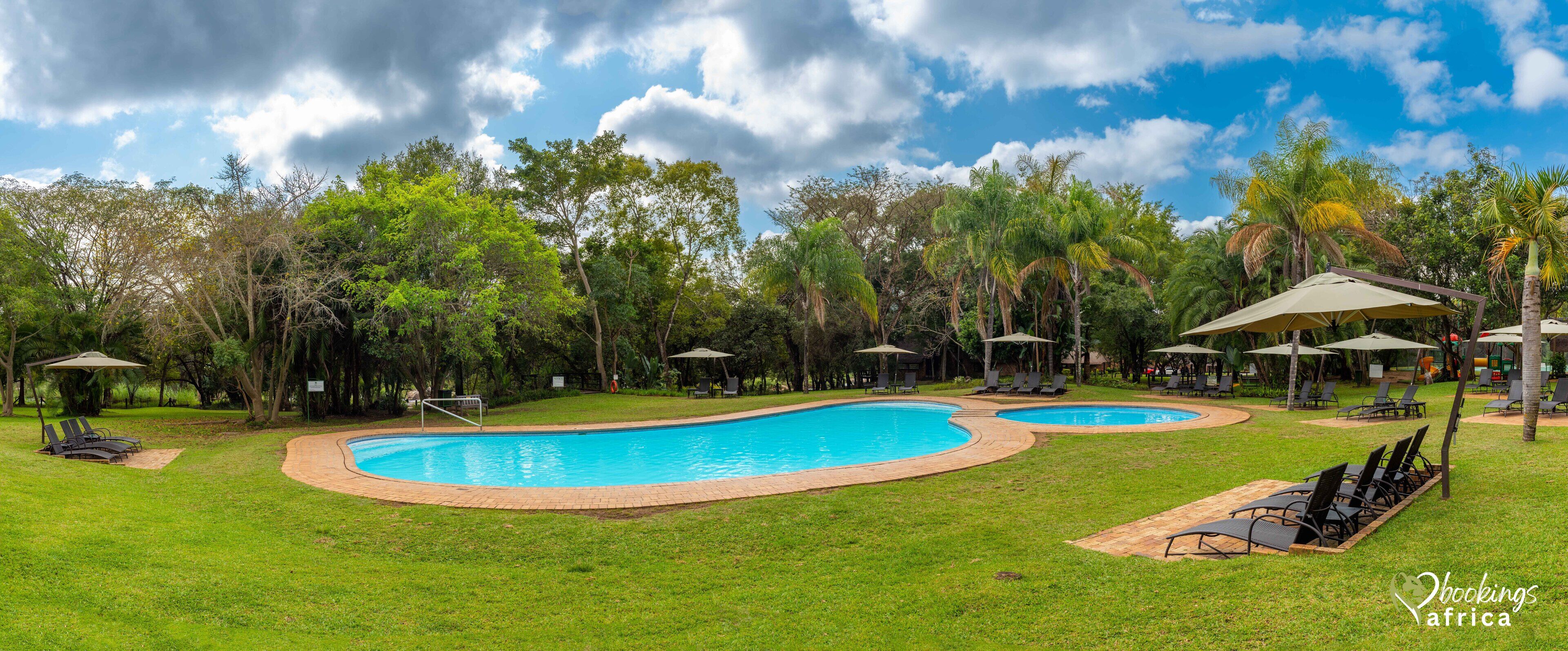 3 piscinas externas, guarda-sóis, espreguiçadeiras